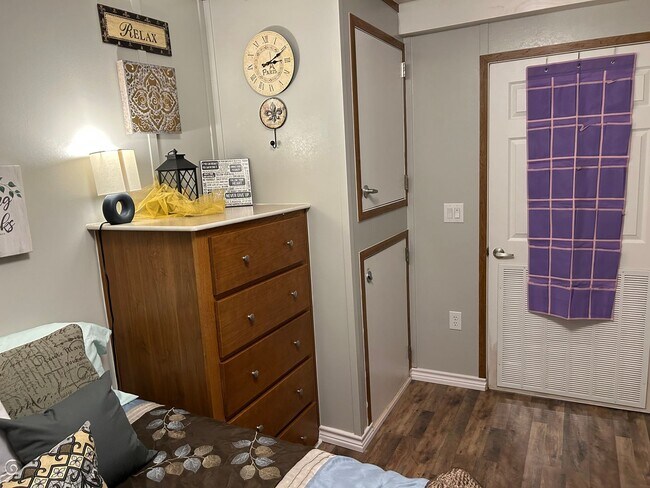 Building Photo - ALL BILLS PAID! COZY FURNISHED MOBILE HOME...