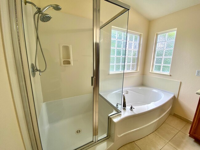 Building Photo - Open Single-Family 3Bed/2.5BA Home Mere Mi...