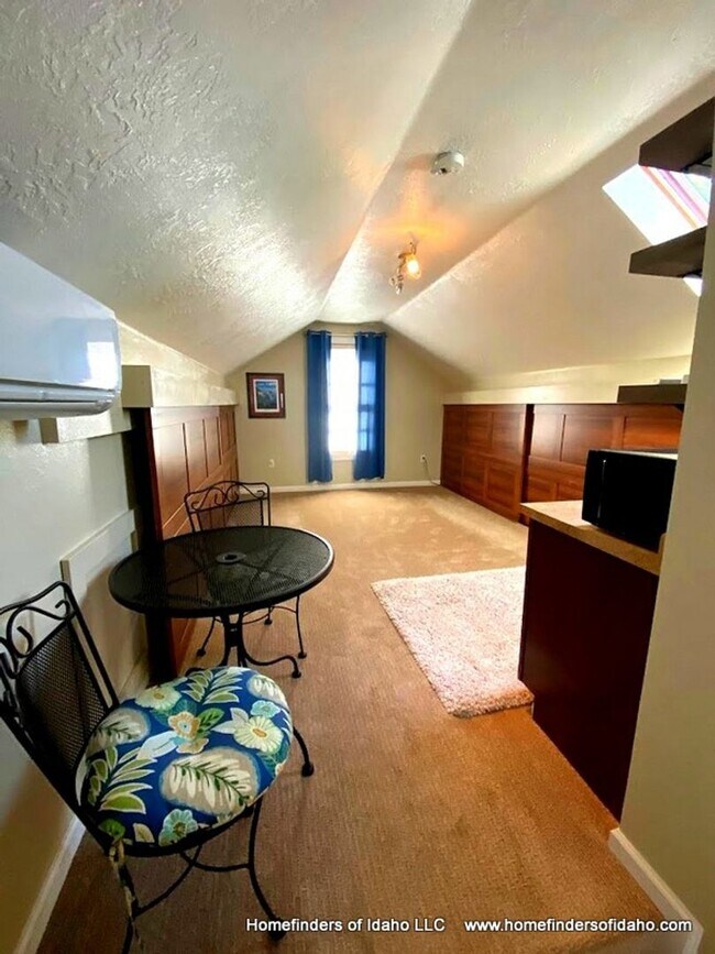 Building Photo - Charming North-end Loft Apartment!