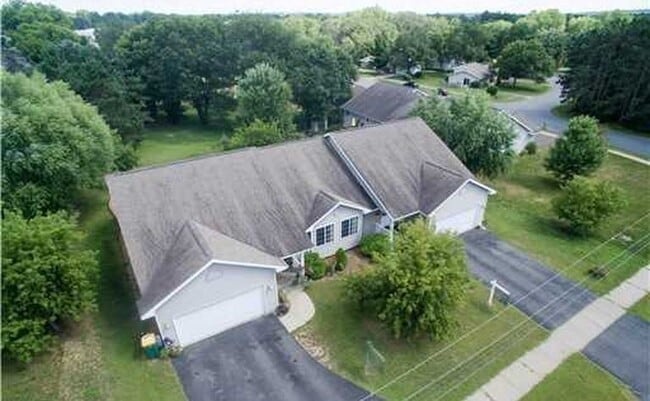 Building Photo - Huge 3BR/3ba Duplex on West Side of Eau Claire
