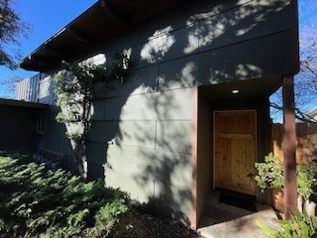 Building Photo - 481 Hillview St