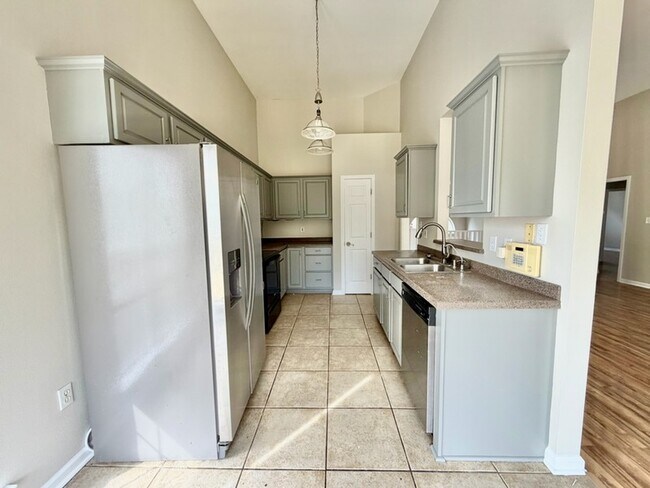 Building Photo - 81 Lake Front Dr