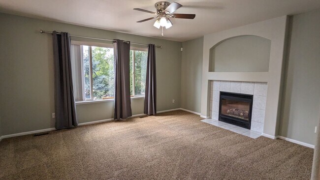 Building Photo - MODERN TWO STORY 3 BED/2.5 BATH WITH FENCE...