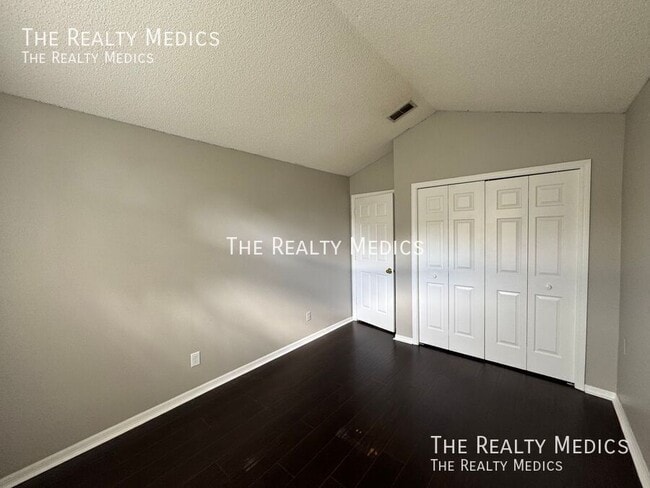 Building Photo - 1004 N Magee Creek Ct