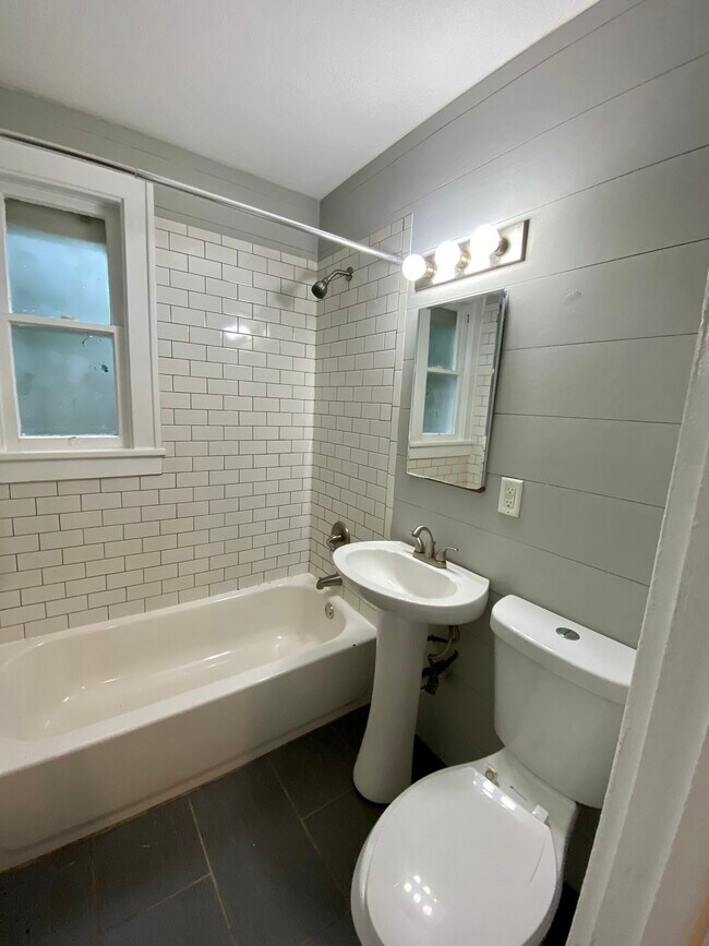 Building Photo - 2310 Aintree Ave