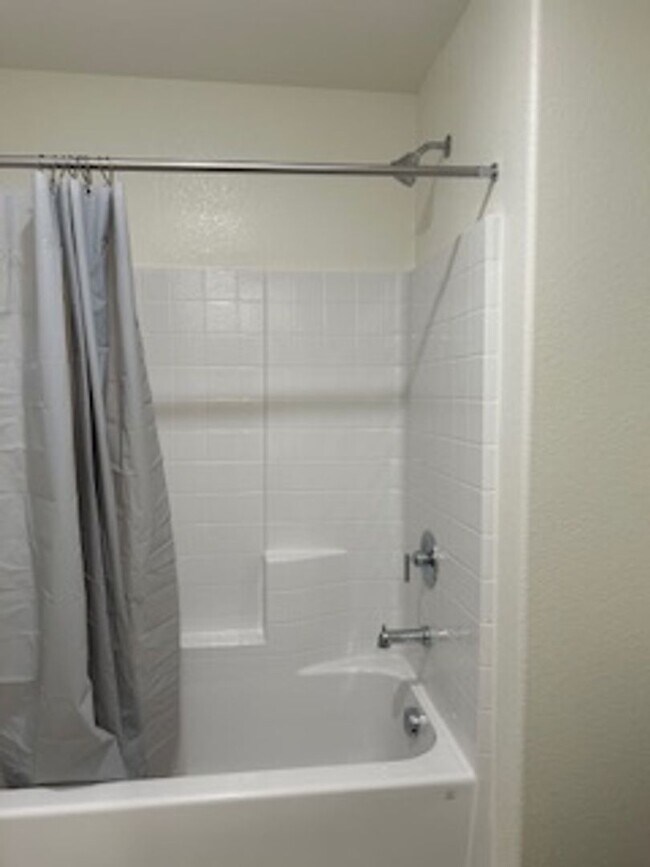 Building Photo - Spacious New Home with 5 Bedrooms in Hende...