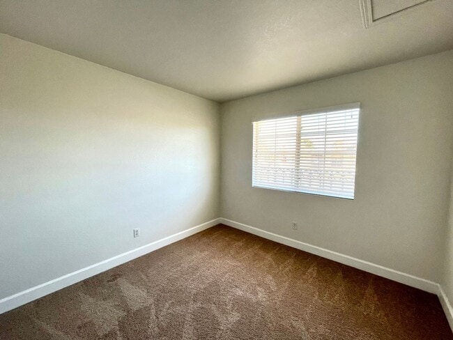 Building Photo - 3 bedroom and 2.5 bath in prime Henderson !! 89074 - Nearby School!