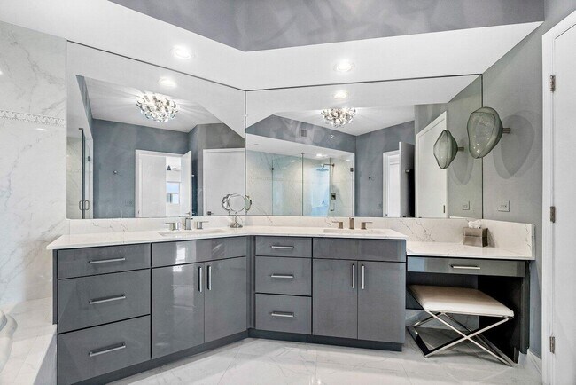 Building Photo - 2640 Lake Shore Dr