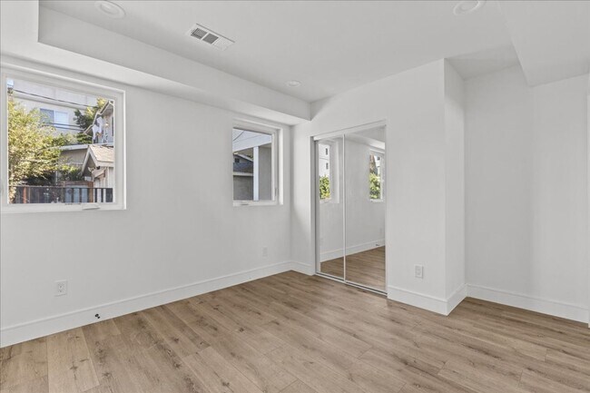 Building Photo - 860 N Hudson Ave