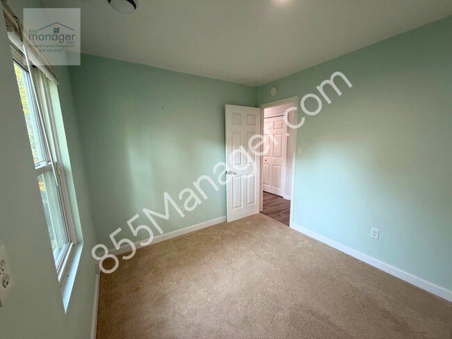 Building Photo - Updated 4-Bedroom with Primary Suite & Fen...