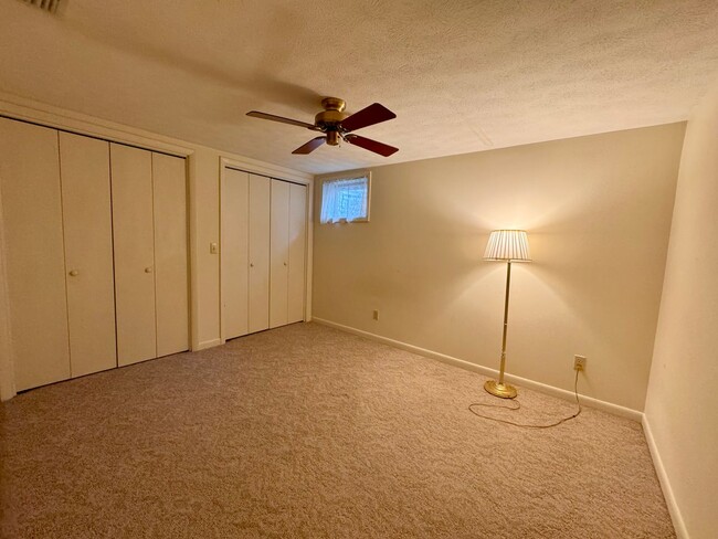 Building Photo - 221 Grandview Dr