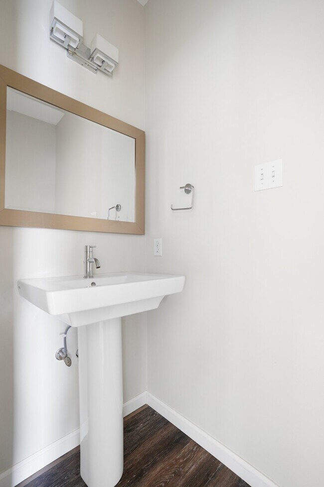 Building Photo - 909 N Hanley Rd