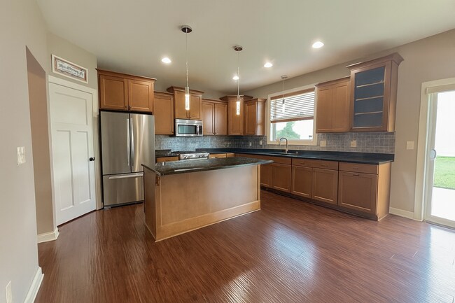 Building Photo - Beautifully Spacious 4bed 3.5bath Home, in...