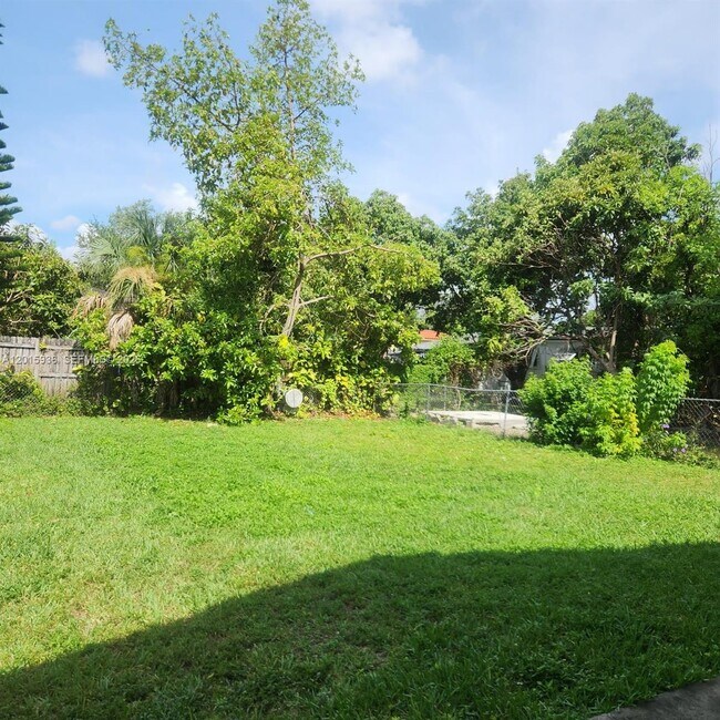 Building Photo - 2018 SW 58th Ct