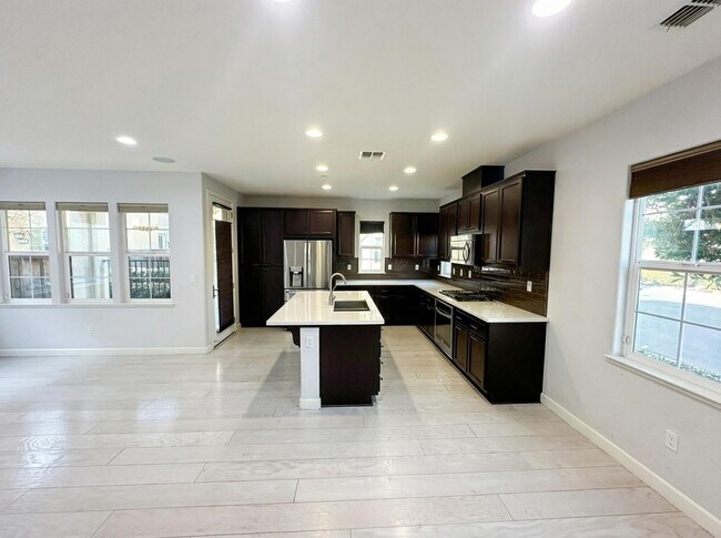 Building Photo - Beautiful 3BD Home in Hayward – Over 2,200 Sq Ft of Comfortable Living