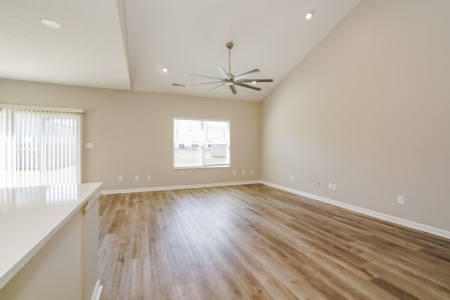 Building Photo - 1813 Maplewood Ct