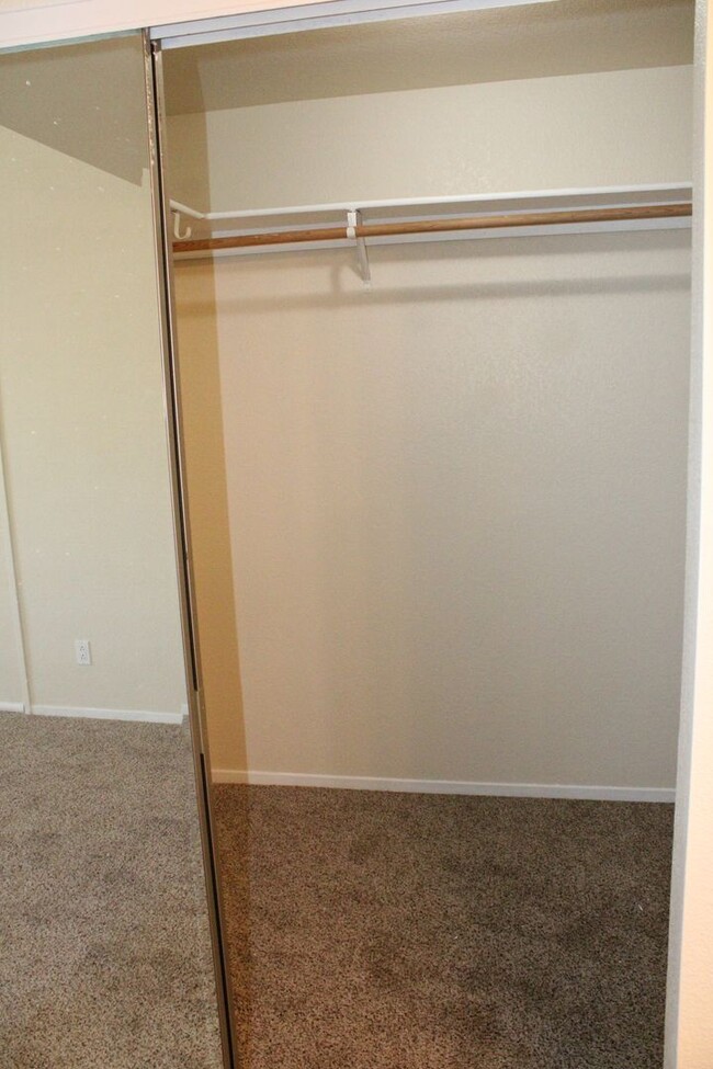 Building Photo - Updated 4 Bedroom, 2 1/2 Bathroom Townhome...