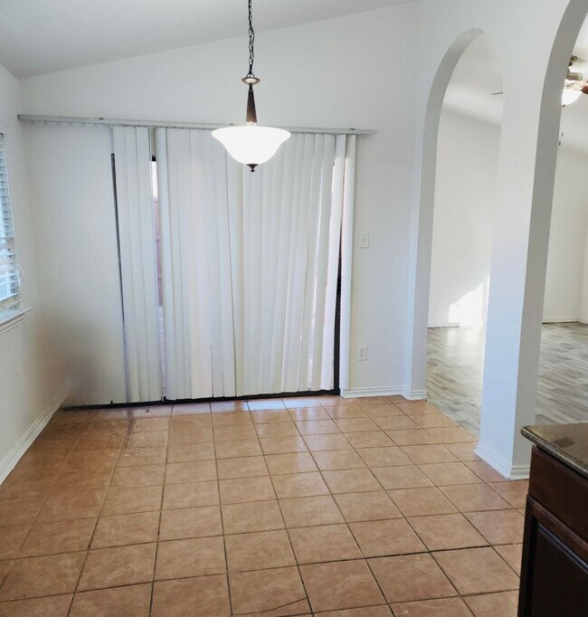 Building Photo - Beautiful 4-Bedroom Home with Pool in Carr...