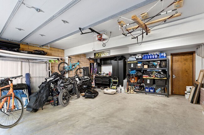 Building Photo - 3 Bed 2 Bath Seasonal Rental