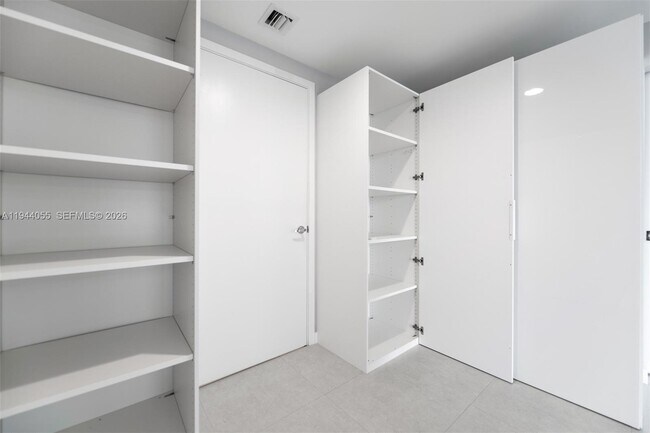 Building Photo - 1010 Brickell Ave