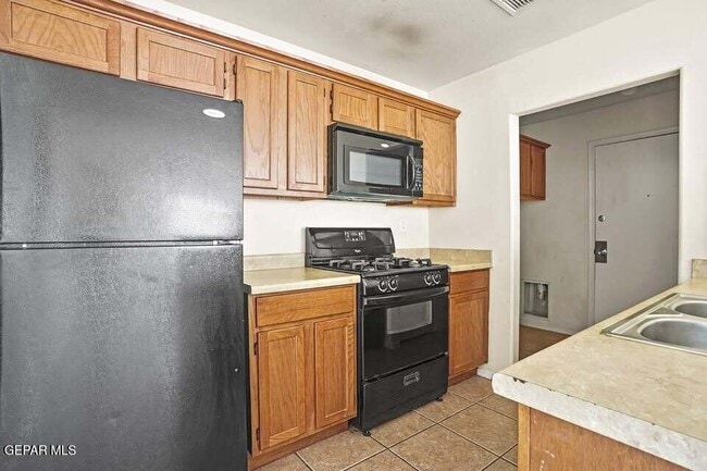 Building Photo - 5740 Saluki Dr