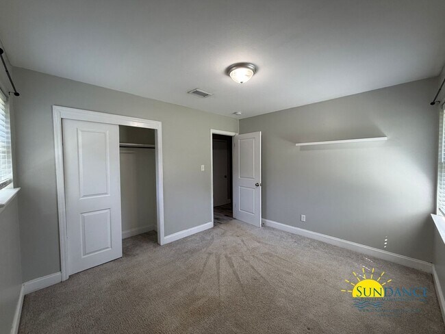 Building Photo - Great 3 Bedroom Home in Fort Walton Beach with Solar Panels-Near Hurlburt Field!