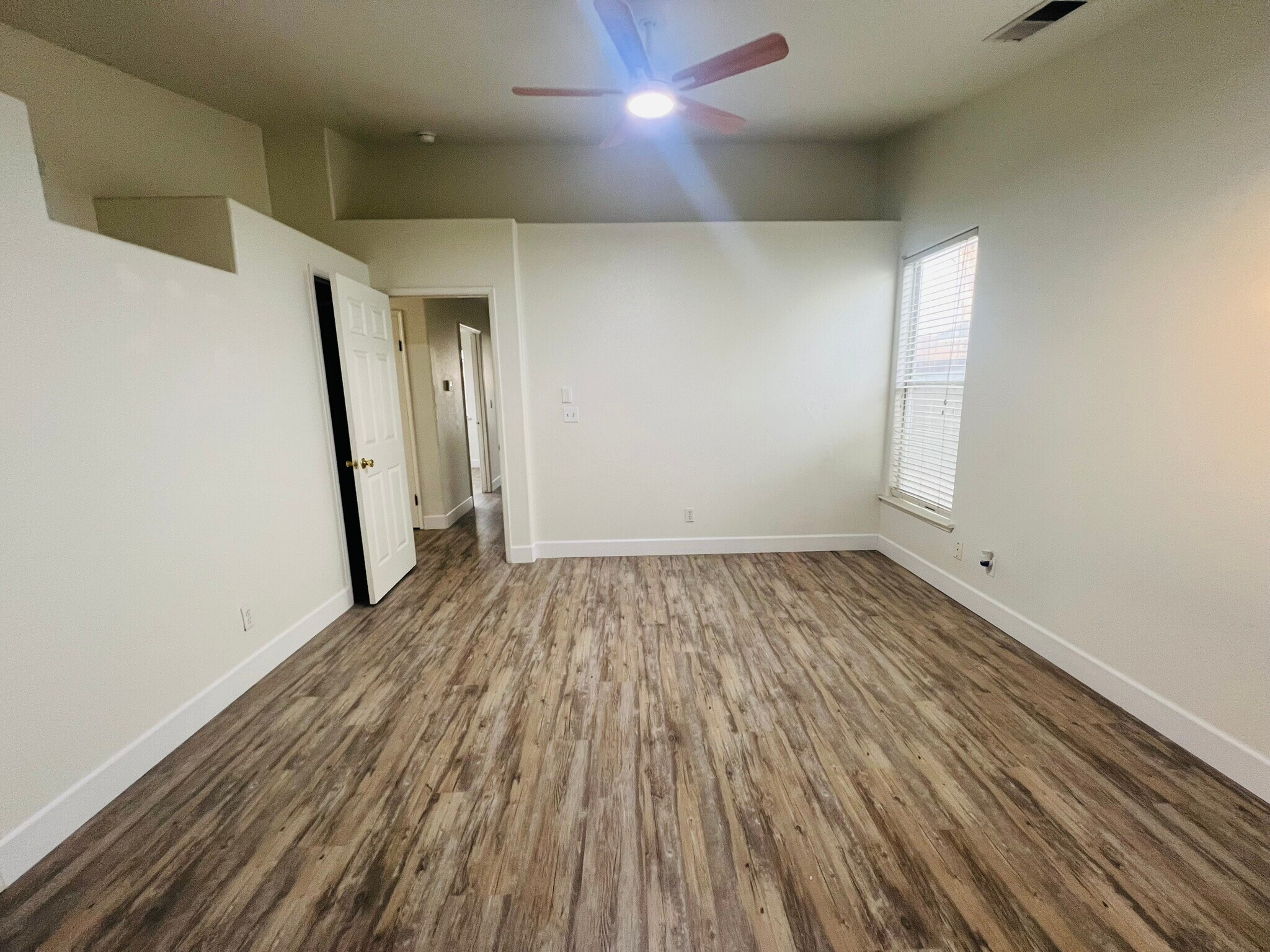 Building Photo - 575 W Cinnamon Ave