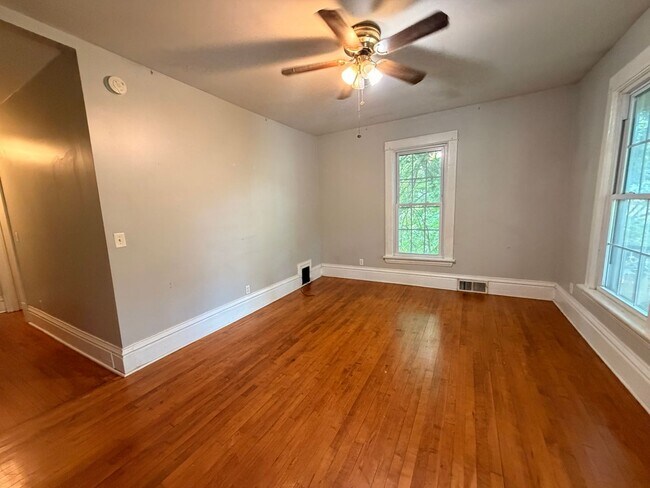 Building Photo - 162-164 Grand Ave NE