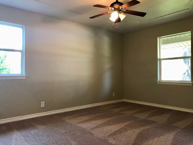 Building Photo - 3 Bedroom / 2 Bath / 2 Car Garage and Carp...
