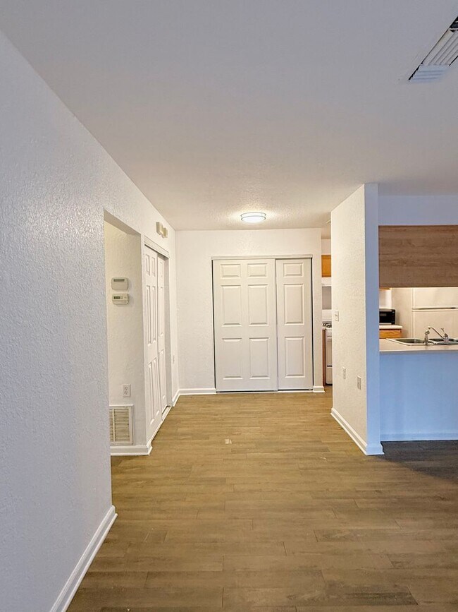 Building Photo - Now available! Charming 2 bed / 1 bath condo in a prime Tallahassee location.