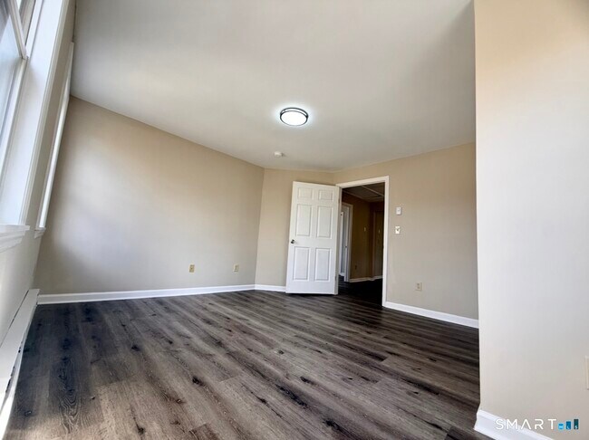 Building Photo - 3 Maple St