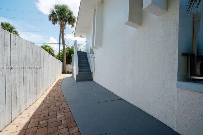 Building Photo - 2305 Tamarind Dr