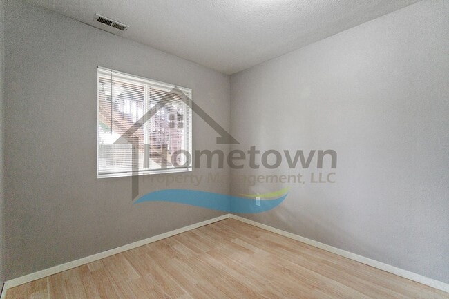 Building Photo - 4 Bedroom 2 Bathroom Home with Attached 2 ...