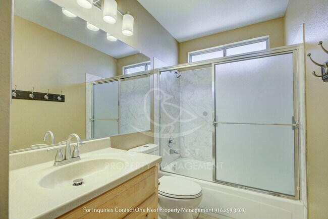 Building Photo - Heart of Roseville, 3 bedroom townhome wit...
