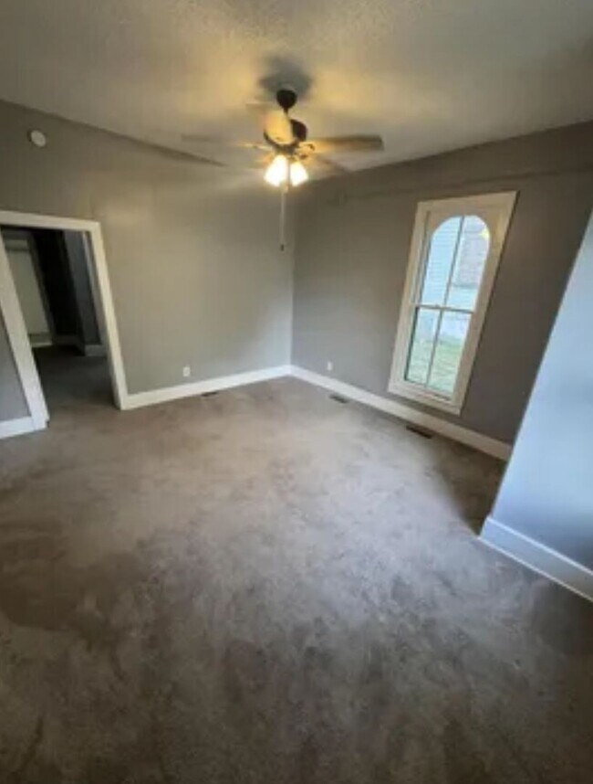 Building Photo - 3 bedroom/1 bath house for rent