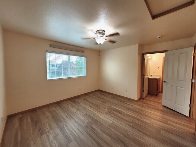 Building Photo - 410 Holland Ave