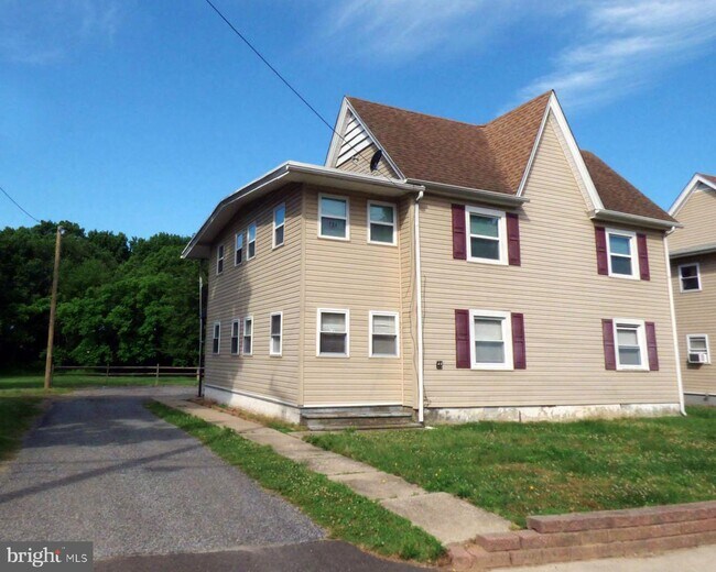 72 N Railroad Ave 72 N Railroad Ave Pedricktown NJ 08067 Apartment
