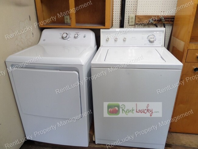 Building Photo - RARE FIND! Adorable 3-Bedroom Mid-Century Home in Great Des Moines Location!!