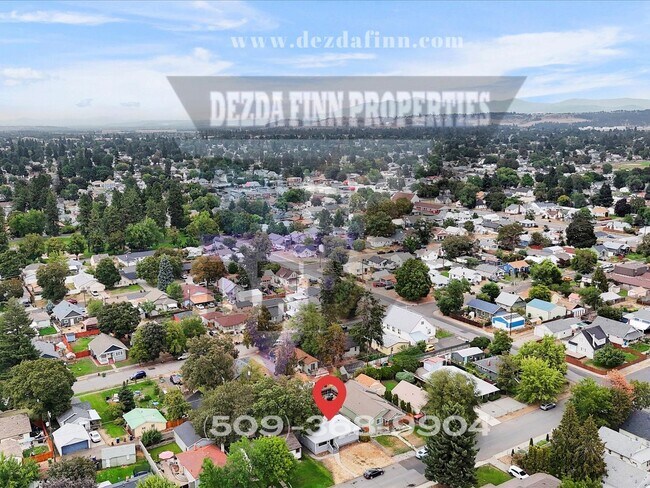 Building Photo - 5 Bed, 2 Bath Home Conveniently Located in...