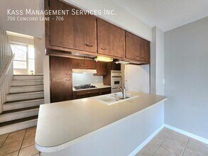 Building Photo - 706 Concord Ln