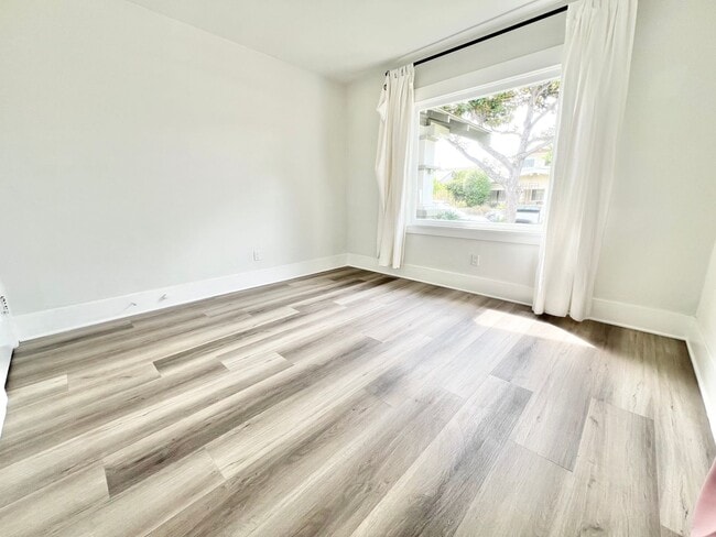 Building Photo - Charming Rose Park Home | 3 Bedrooms | In-...