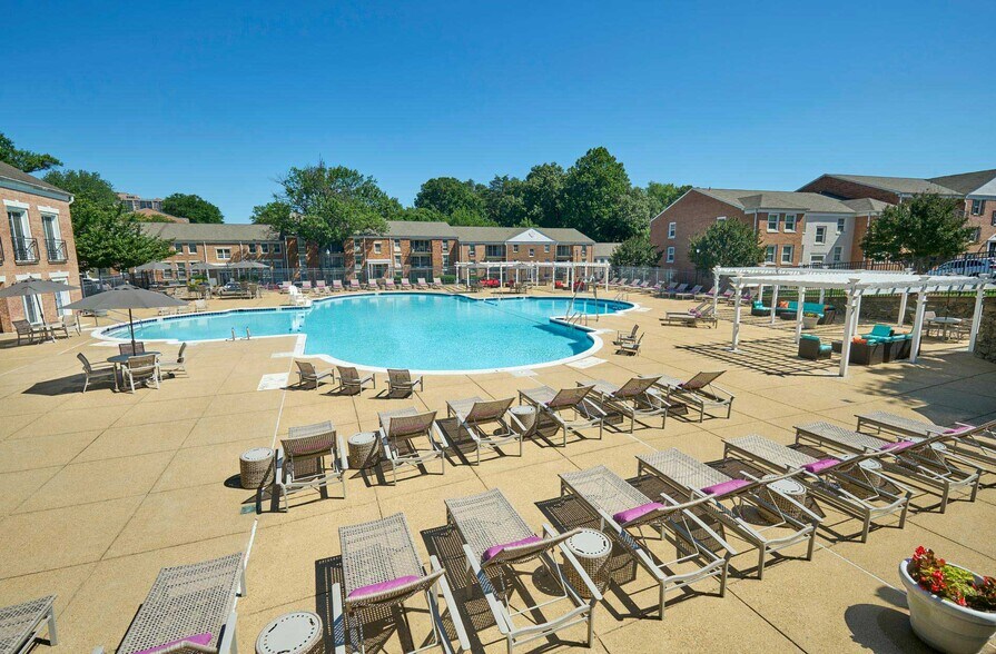 Building Photo - Newport Village