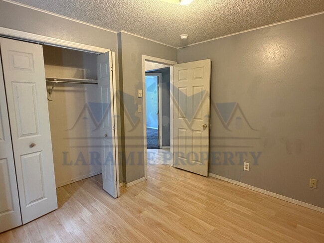 Building Photo - 3 Bedroom 2 Bathroom Apartment