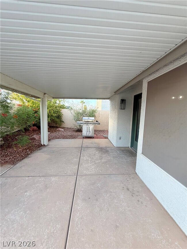 Building Photo - 2049 Maple Springs St