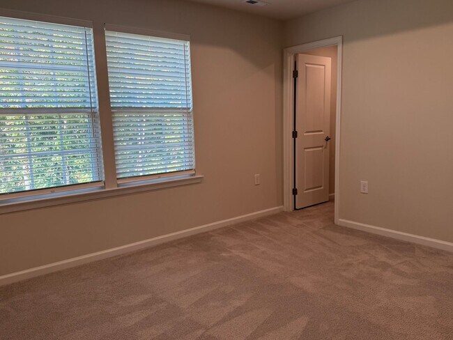 Building Photo - Amazing 3 Bedroom Townhome in North East R...