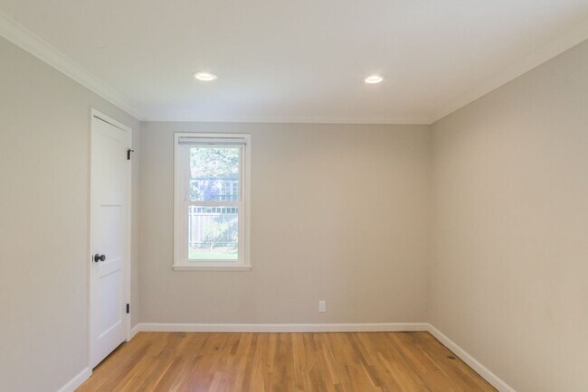 Building Photo - 3Bd/1Ba Seattle House