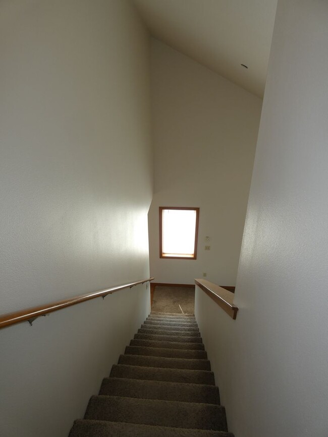Building Photo - APPLICATION PENDING - Quiet living close t...