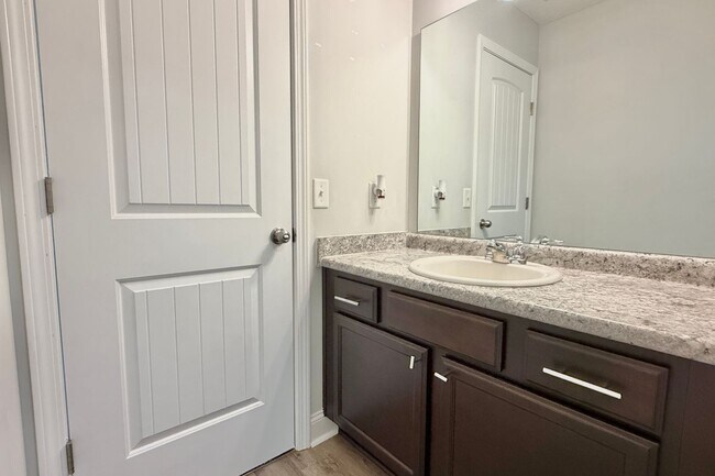 Building Photo - AVAILABLE NOW! (Pet Friendly)