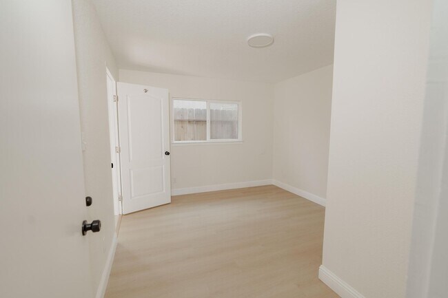 Building Photo - 683 - 695 Vermont Avenue, Turlock CA 95380