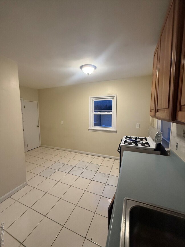 Building Photo - 33 Kingston Ave